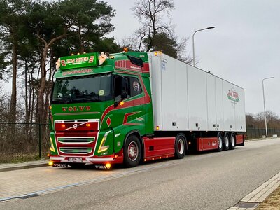 Tekno Tekno Volvo FH05 Globetrotter 4x2 + 3 axle reefer trailer JAN MUES