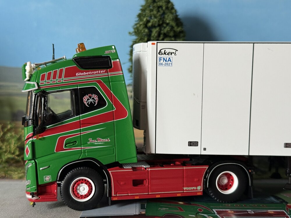 Tekno Tekno Volvo FH05 Globetrotter 4x2 + 3 as Ekeri koeloplegger JAN MUES