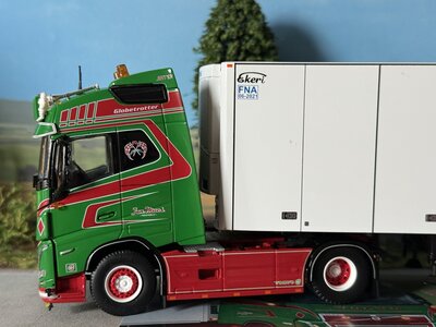 Tekno Tekno Volvo FH05 Globetrotter 4x2 + 3 axle reefer trailer JAN MUES