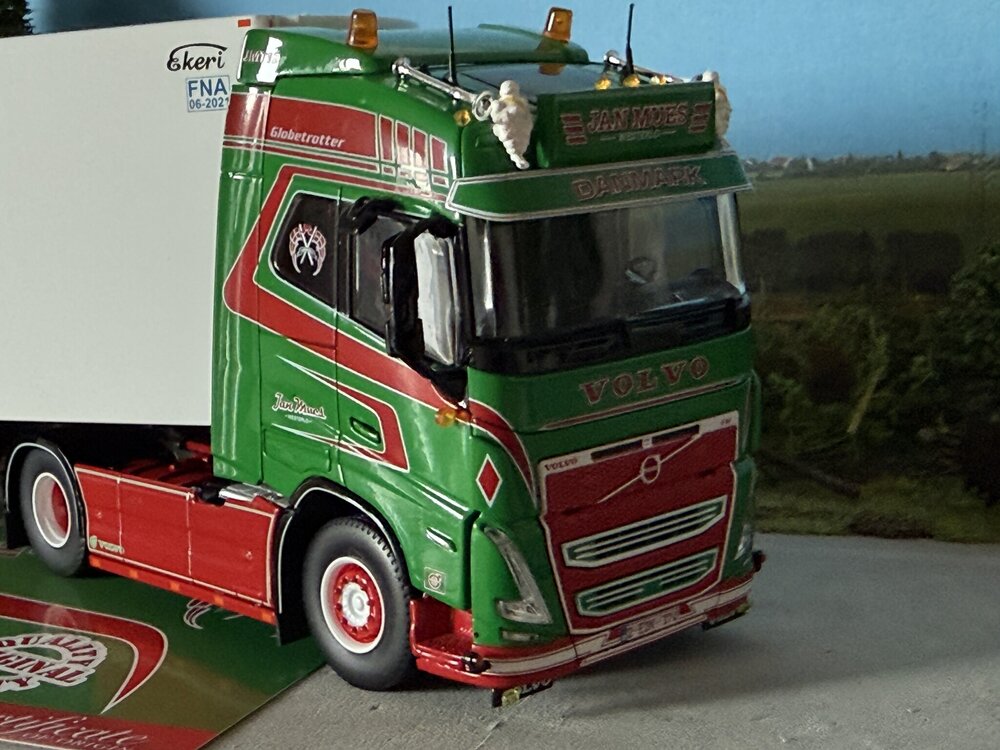 Tekno Tekno Volvo FH05 Globetrotter 4x2 + 3 axle reefer trailer JAN MUES
