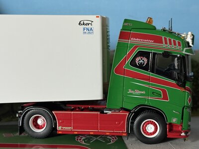 Tekno Tekno Volvo FH05 Globetrotter 4x2 + 3 as Ekeri koeloplegger JAN MUES