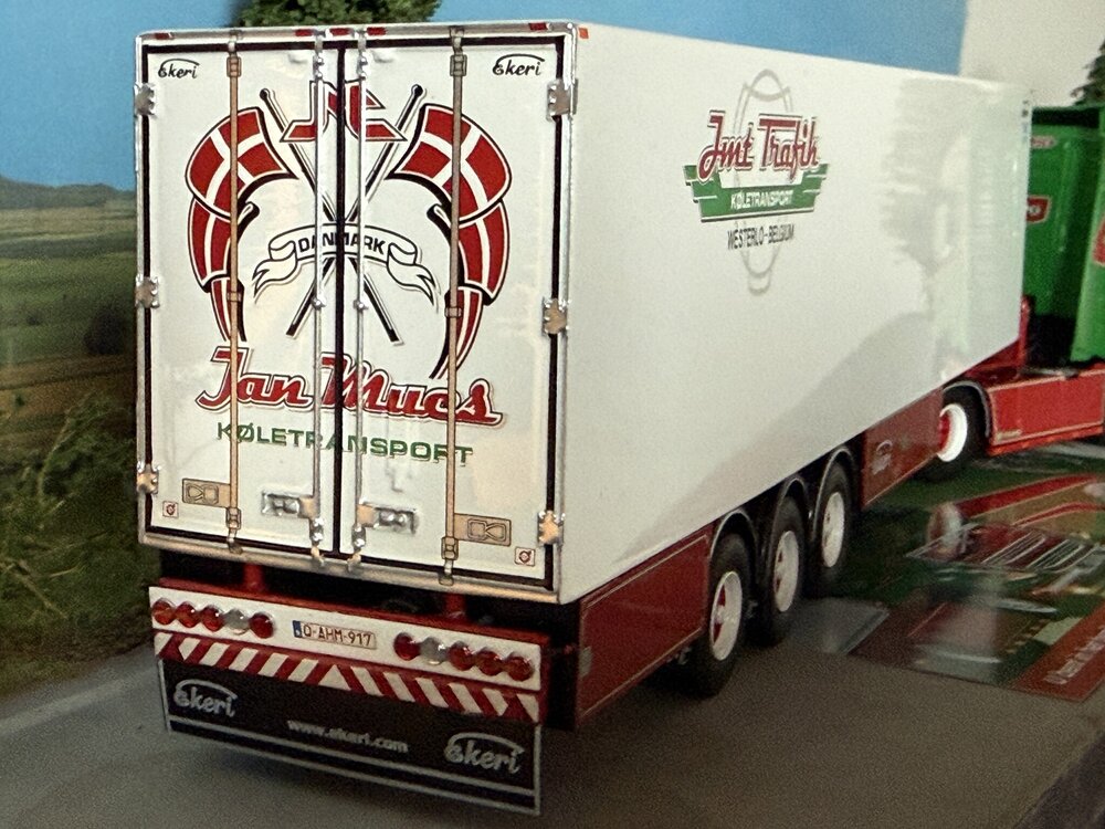 Tekno Tekno Volvo FH05 Globetrotter 4x2 + 3 as Ekeri koeloplegger JAN MUES