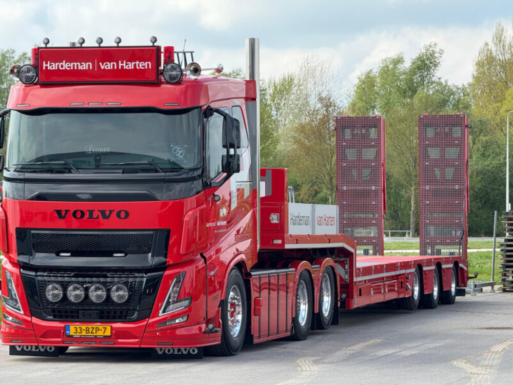 WSI WSI Volvo FH Aero Sleeper Cab 6x2 with 3-axle semi low loader with ramps HARDEMAN VAN HARTEN