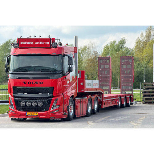 WSI WSI Volvo FH Aero Sleeper Cab 6x2 with 3-axle semi low loader with ramps HARDEMAN VAN HARTEN