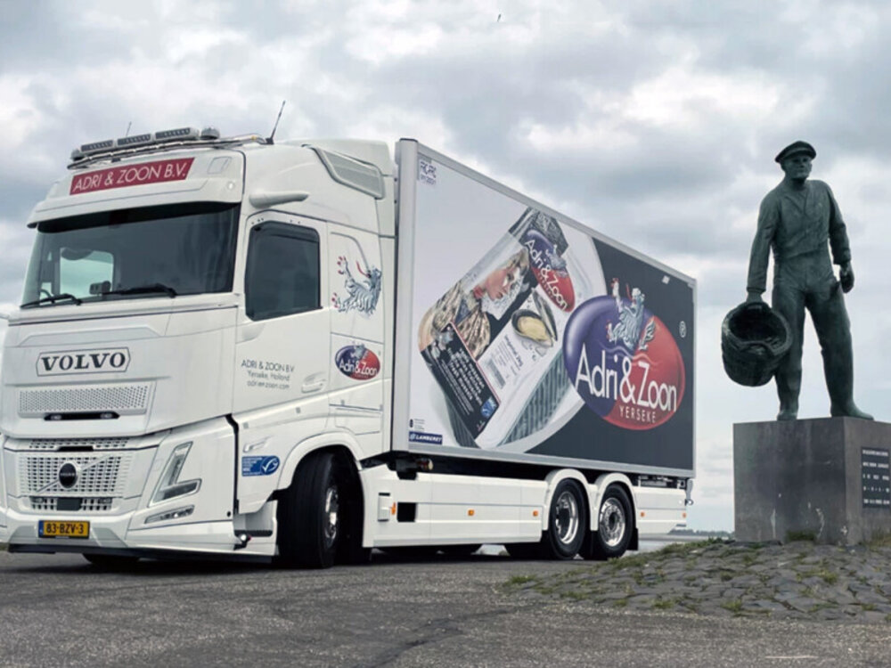 WSI WSI Volvo FH Aero Globetrotter 6x2 riged reefer truck ADRI & ZOON
