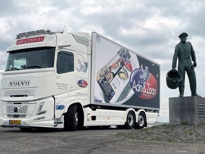 WSI WSI Volvo FH Aero Globetrotter 6x2 riged reefer truck ADRI & ZOON