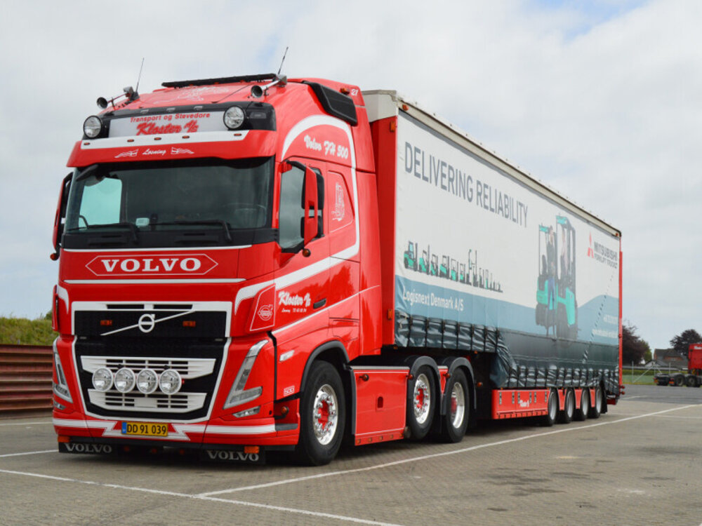 WSI WSI Volvo FH5 Globetrotter XL 6x2 twin steer  with 4-axle curtainside trailer + ramps KLOSTER A/S