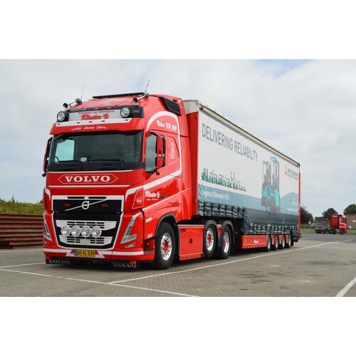 WSI WSI Volvo FH5 Globetrotter XL 6x2 twin steer met 4-assige schuifzeilen opleger + oprijplaten KLOSTER A/S