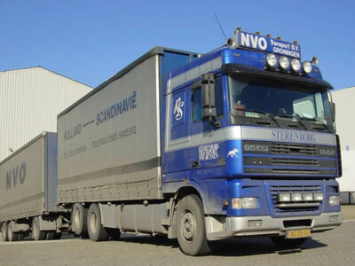 WSI WSI DAF 95XF space cab 6x2 motorwagen  met 3-assige schuifzeilen trailer STERENBORG