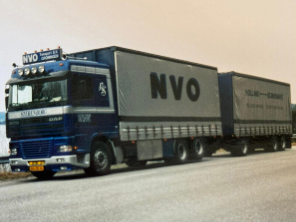 WSI WSI DAF 95XF space cab 6x2 motorwagen  met 3-assige schuifzeilen trailer STERENBORG