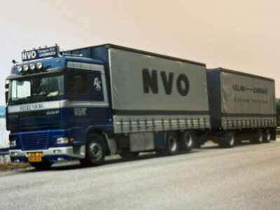 WSI WSI DAF 95XF space cab 6x2 motorwagen  met 3-assige schuifzeilen trailer STERENBORG