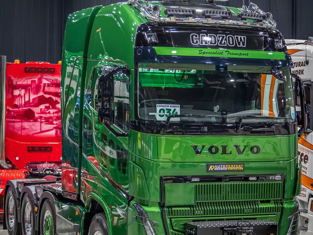 Tekno Tekno Volvo FH05 Globetrotter XL 8x4 heavy haulage CADZOW