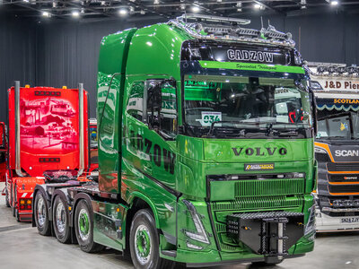 Tekno Tekno Volvo FH05 Globetrotter XL 8x4 heavy haulage CADZOW