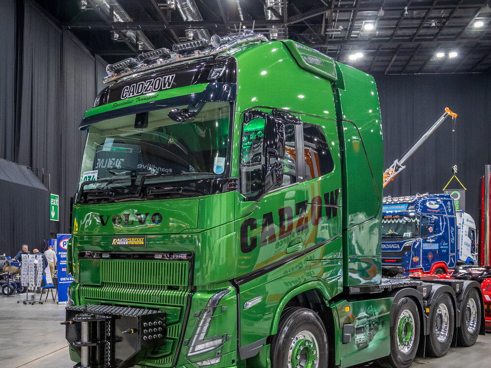 Tekno Tekno Volvo FH05 Globetrotter XL 8x4 heavy haulage CADZOW