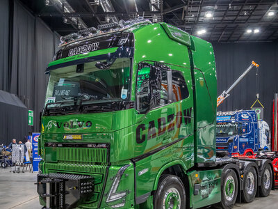 Tekno Tekno Volvo FH05 Globetrotter XL 8x4 heavy haulage CADZOW