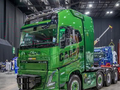 Tekno Tekno Volvo FH05 Globetrotter XL 8x4 heavy haulage CADZOW