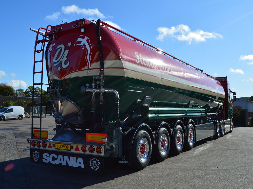 Tekno Tekno Scania Next Gen S-serie with 4-axle silo trailer HENRIK HANSEN