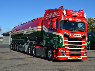 Tekno Tekno Scania Next Gen S-serie with 4-axle silo trailer HENRIK HANSEN