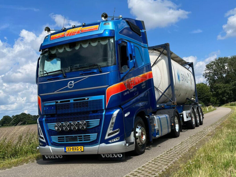 WSI WSI Volvo FH5 Globetrotter 4x2 with 3-as 30ft. container trailer + 20ft. container L. VAN TIEL