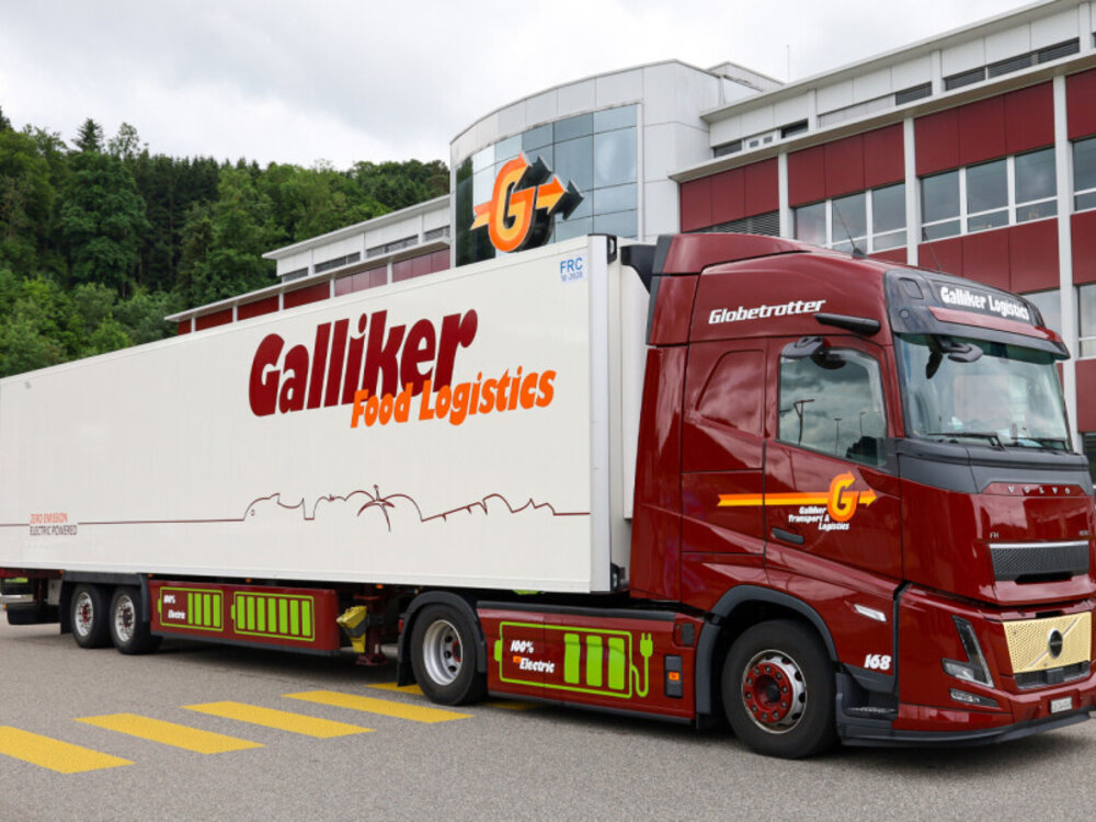 WSI WSI Volvo FH aero Globetrotter electric with 2-axle reefer trailer GALLIKER