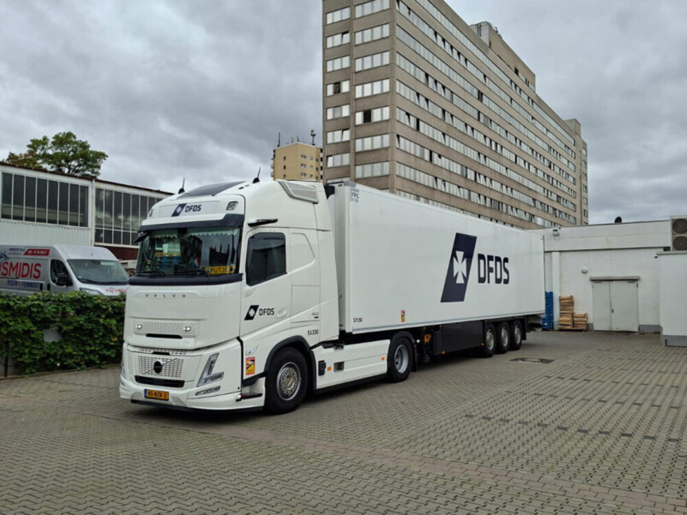 WSI WSI Volvo FH Aero Globetrotter XL 4x2 with 3-axle reefer trailer DFDS