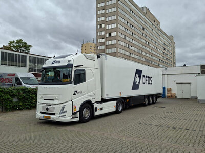 WSI WSI Volvo FH Aero Globetrotter XL 4x2 with 3-axle reefer trailer DFDS