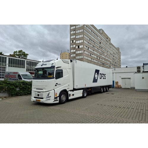 WSI WSI Volvo FH Aero Globetrotter XL 4x2 met 3-assige koeloplegger DFDS
