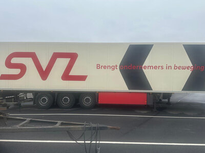 WSI WSI Volvo FH Aero Globetrotter 6x2 met 3-assige koeloplegger SVZ