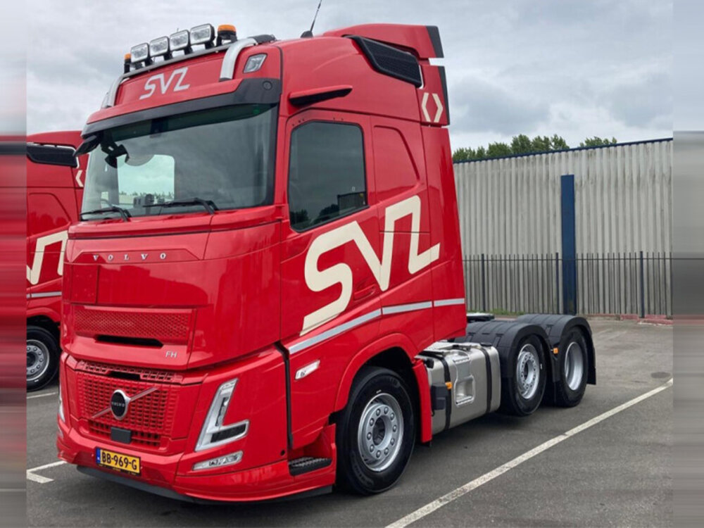 WSI WSI Volvo FH Aero Globetrotter 6x2 met 3-assige koeloplegger SVZ
