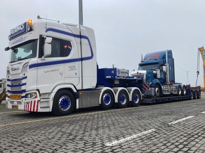 Tekno Tekno Scania NGS Highline 8x4 met 3-as Broshuis dieplader TWAN BIERINGS