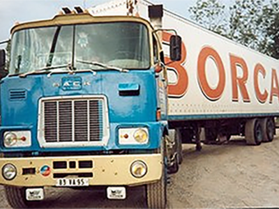 Tekno Tekno Mack F700 met klassieke gesloten oplegger BORCA