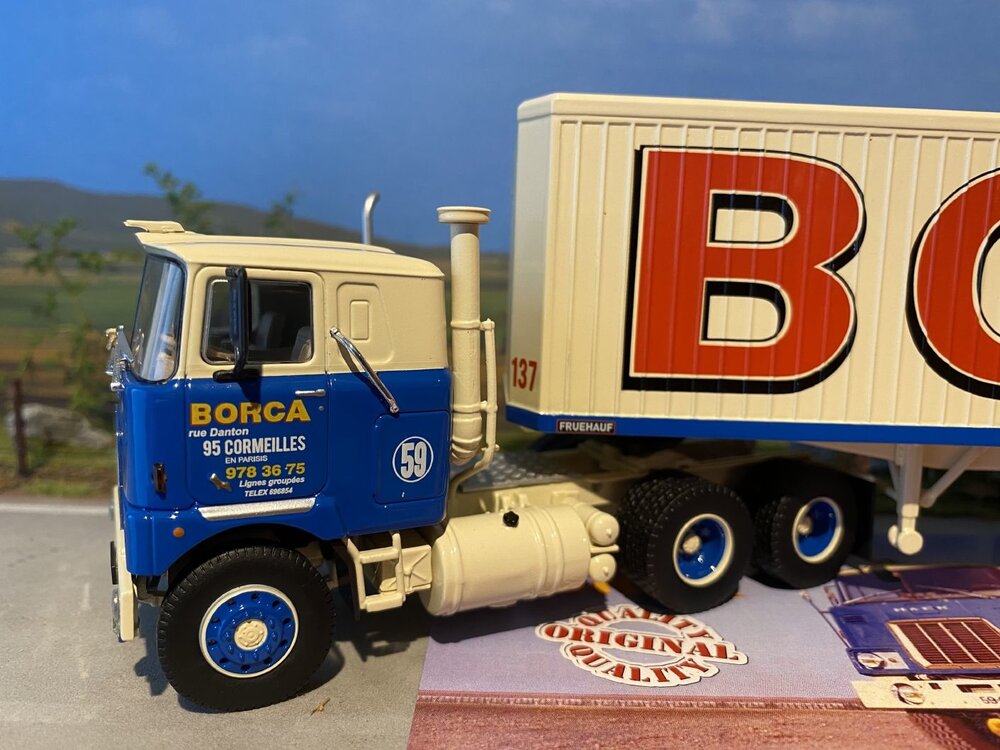 Tekno Tekno Mack F700 met klassieke gesloten oplegger BORCA