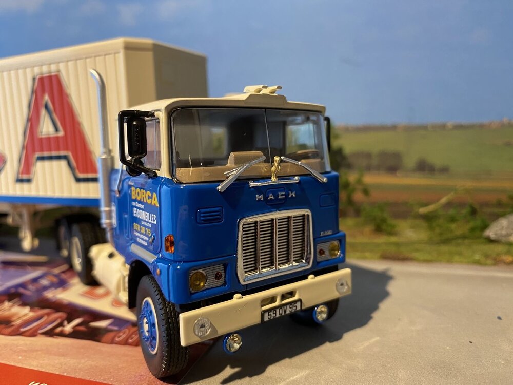 Tekno Tekno Mack F700 with classic closed trailer BORCA