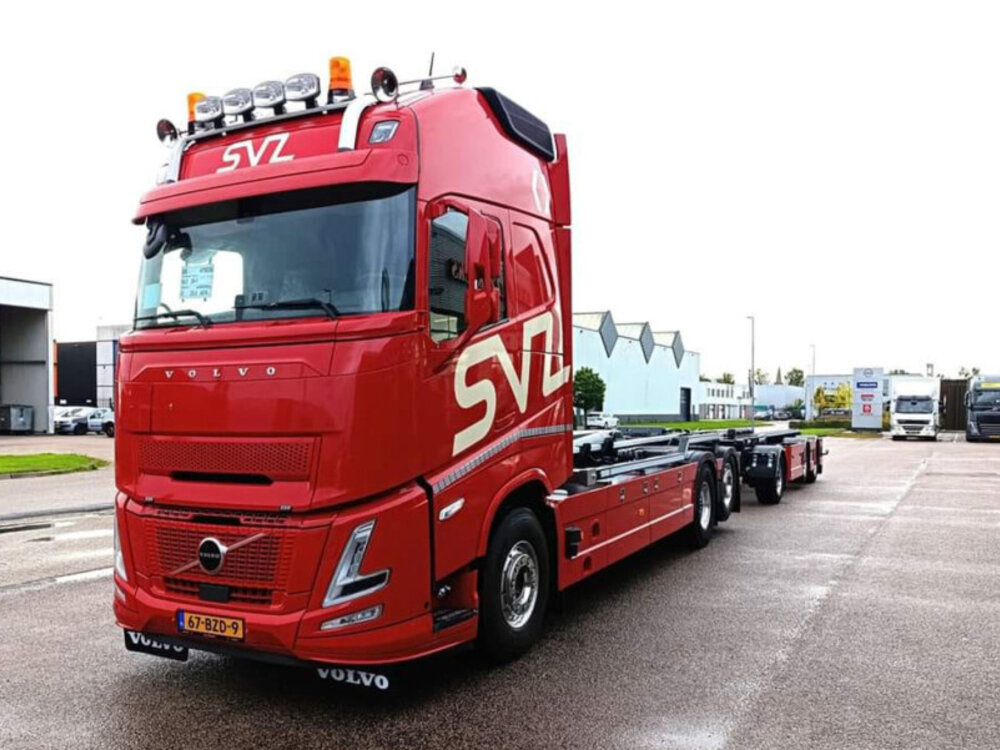 WSI WSI Volvo FH Aero Globetrotter XL 6x2 met 6-assige container combi oplegger met haakarm systeem  SVZ