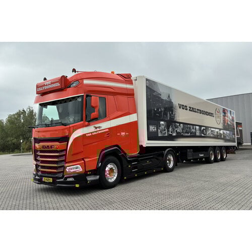 WSI WSI DAF XG+ 4X2 met 3-assige box trailer VOS ZALTBOMMEL