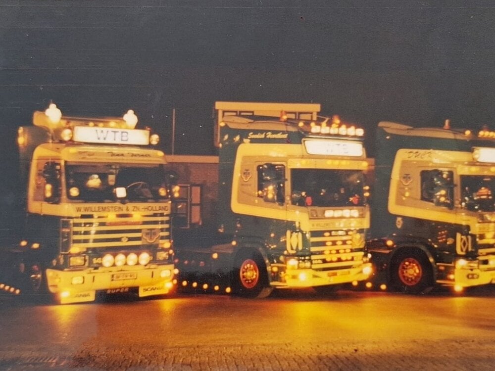 Tekno Tekno Scania 144L 530 4x2 Trekker met 3-assige schuifzeilenoplegger WTB