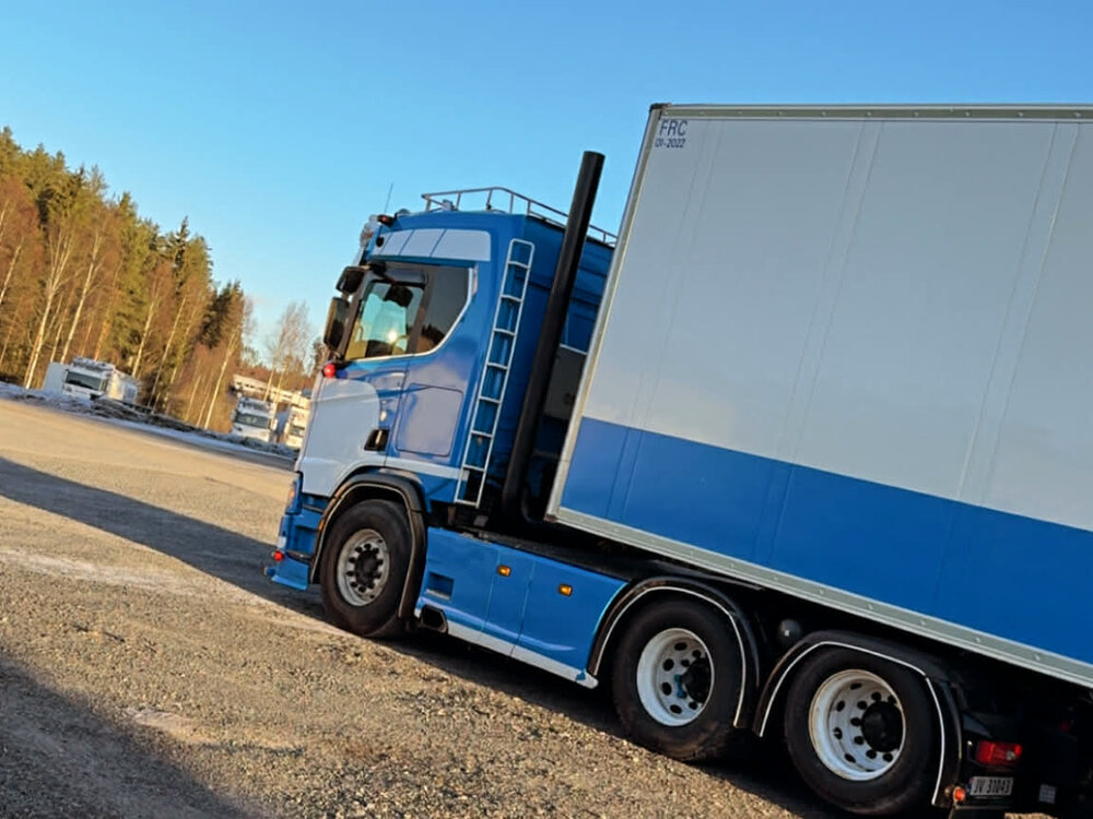 Tekno Tekno Scania NGR Normal with 3-axle reefer trailer NYBORG