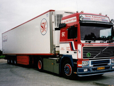 WSI WSI Volvo F16 Globetrotter 4x2 met 3-assige koeloplegger SKIVE