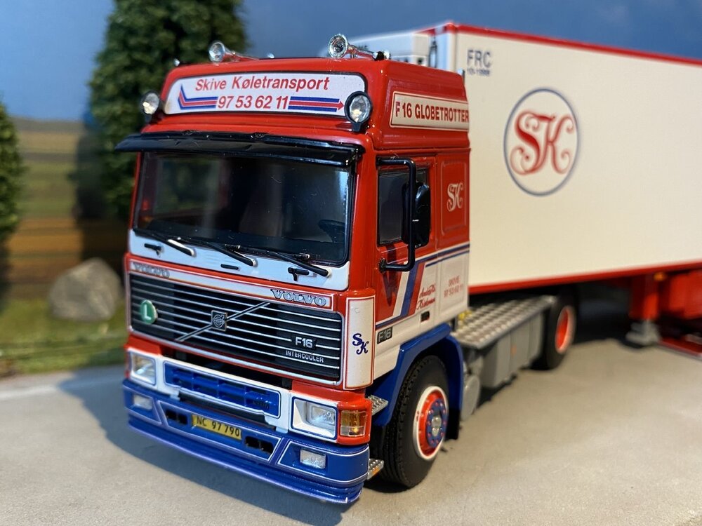 WSI WSI Volvo F16 Globetrotter 4x2 with 3-axle reefer trailer SKIVE