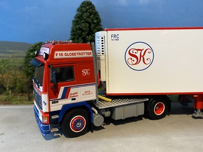 WSI WSI Volvo F16 Globetrotter 4x2 met 3-assige koeloplegger SKIVE
