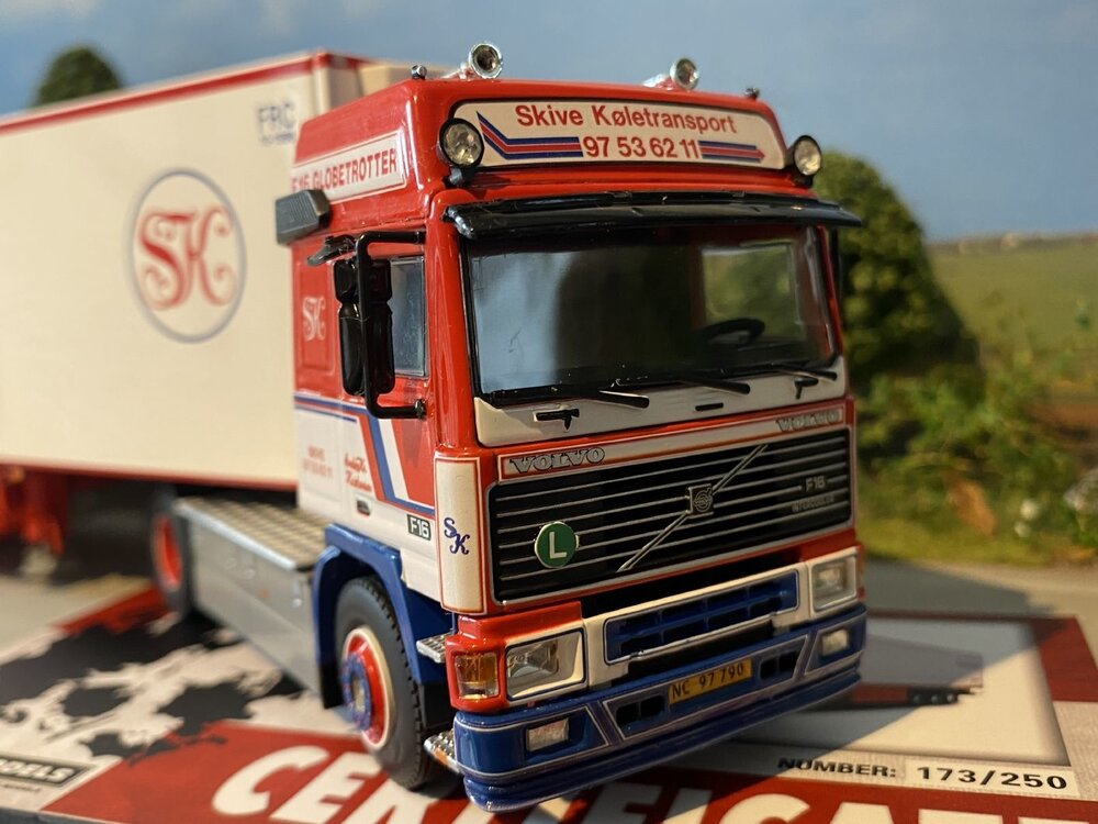 WSI WSI Volvo F16 Globetrotter 4x2 with 3-axle reefer trailer SKIVE