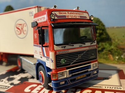 WSI WSI Volvo F16 Globetrotter 4x2 met 3-assige koeloplegger SKIVE