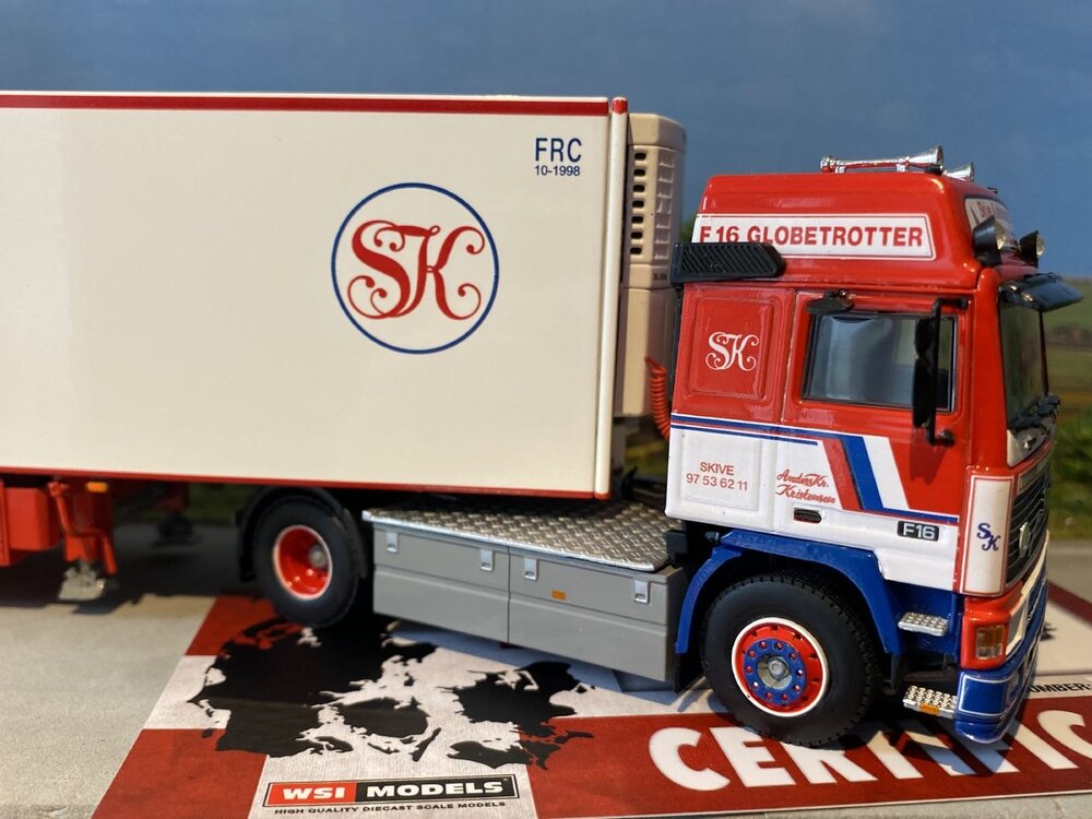 WSI WSI Volvo F16 Globetrotter 4x2 met 3-assige koeloplegger SKIVE