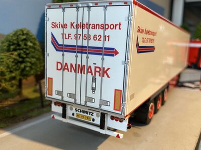 WSI WSI Volvo F16 Globetrotter 4x2 with 3-axle reefer trailer SKIVE