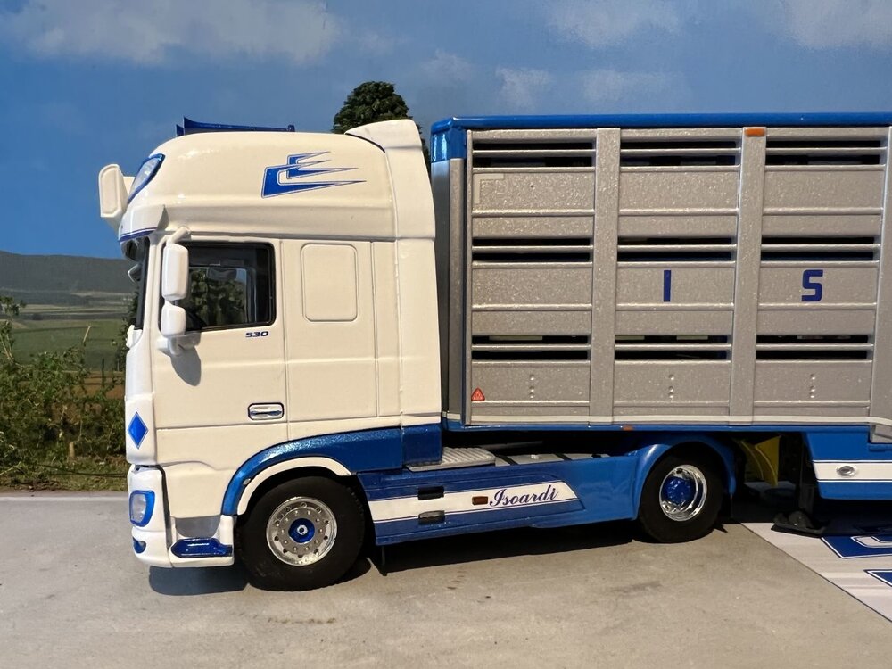 WSI WSI DAF XF Super Space Cab 4x2 met vee oplegger ISOARDI