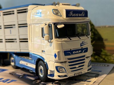 WSI WSI DAF XF Super Space Cab 4x2 met vee oplegger ISOARDI