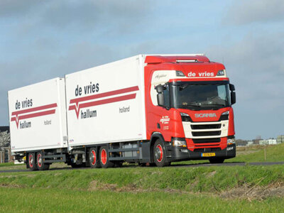 WSI WSI Scania R Highline 6x2 riged truck with 2-axle trailer DE VRIES HALLUM