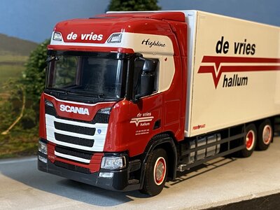 WSI WSI Scania R Highline 6x2 motorwagen met 2-as aanhanger DE VRIES HALLUM