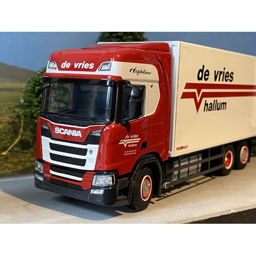 WSI WSI Scania R Highline 6x2 motorwagen met 2-as aanhanger DE VRIES HALLUM