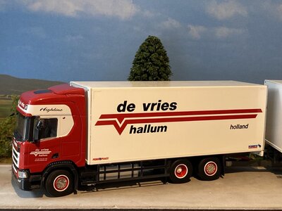 WSI WSI Scania R Highline 6x2 riged truck with 2-axle trailer DE VRIES HALLUM